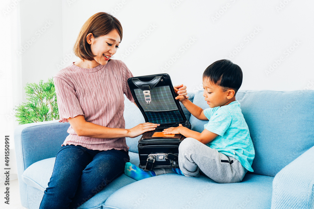家でお母さんと話す小学生の男の子 家でお母さんと話す小学生の男の子