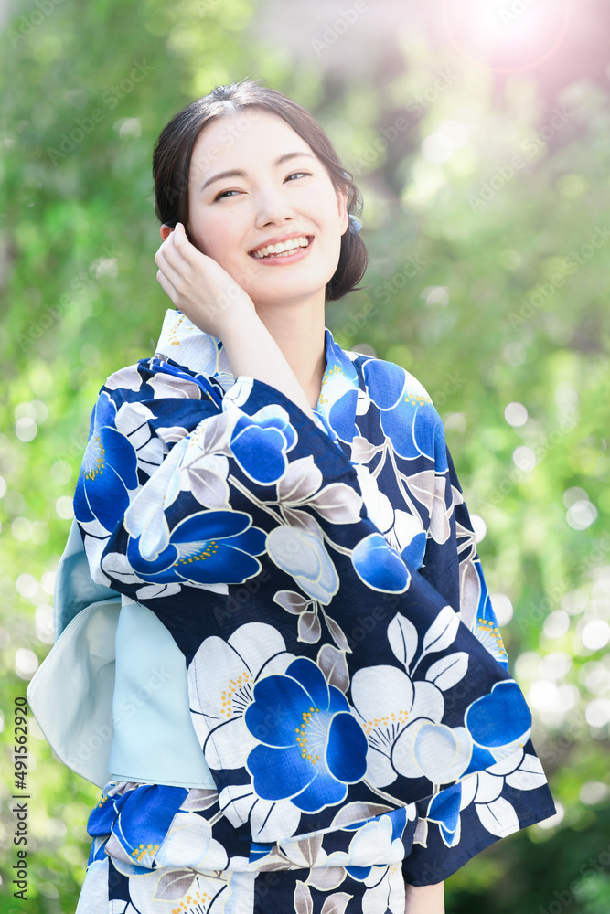 メインビジュアルにも！浴衣の似合う美人な日本人女性のポートレート　逆光　縦