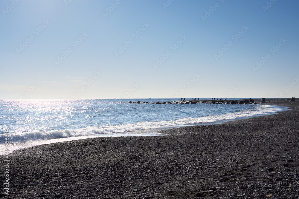 静かな砂浜から見える海岸の景色