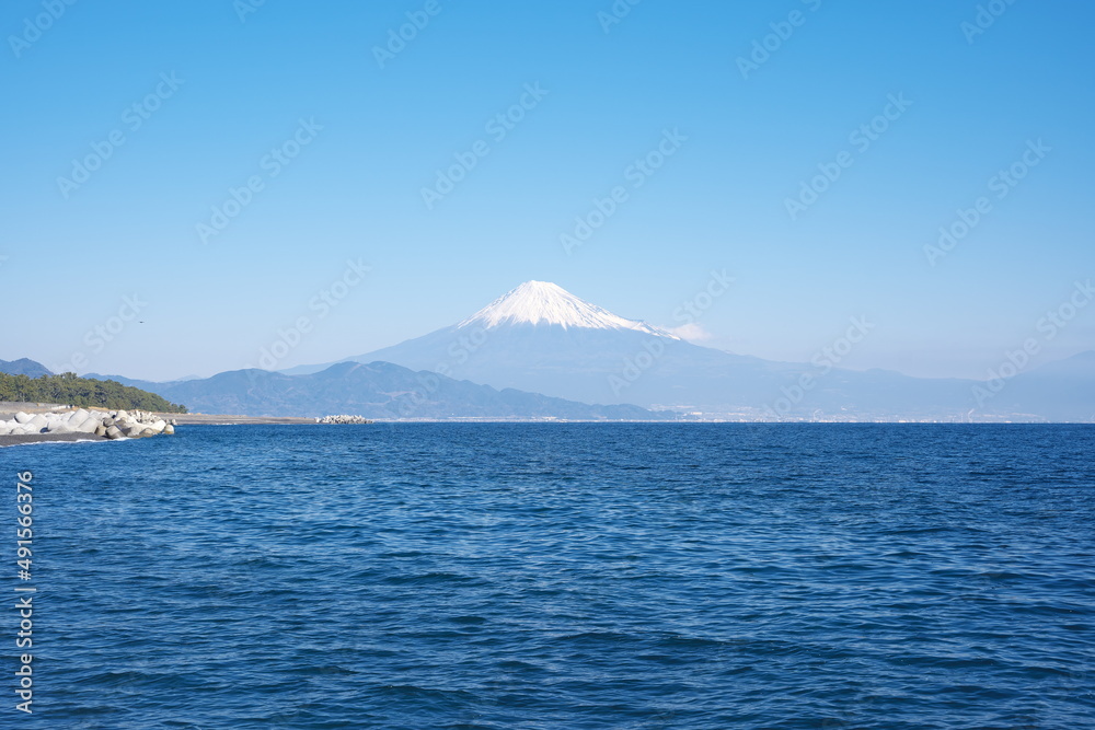 晴天の日の砂浜から見える雪の富士山の美しい景色