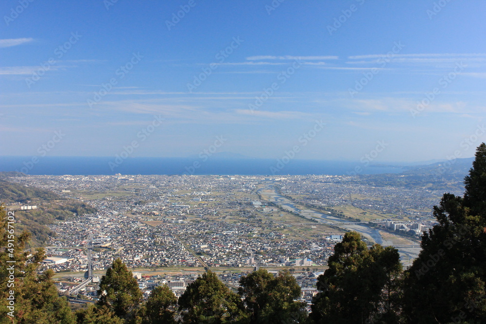 神奈川県松田町からの風景。酒匂川とその先の小田原そして相模湾。
