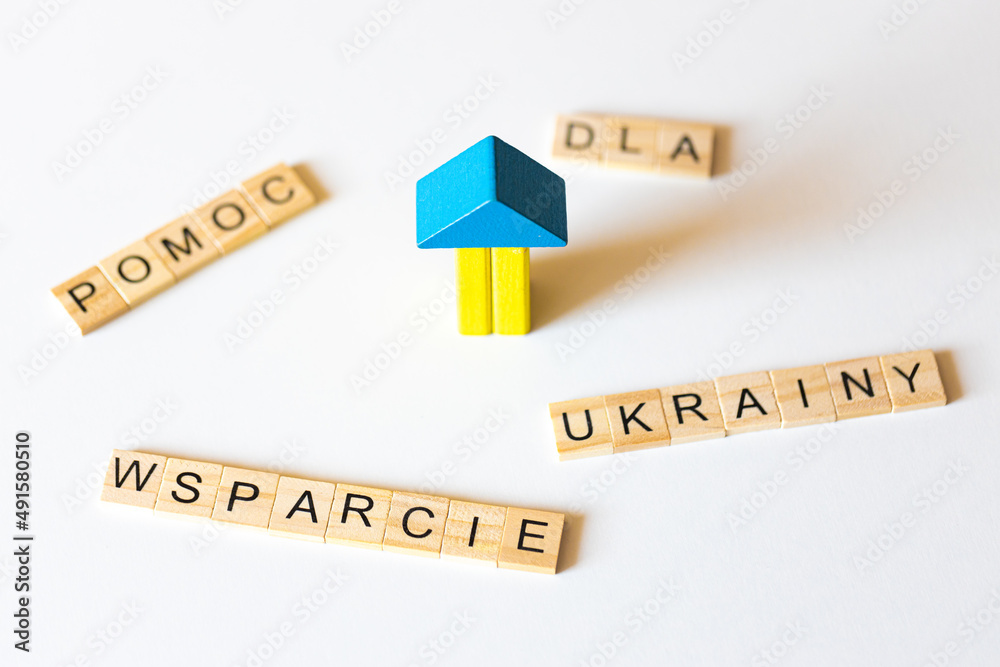 Pomoc wsparcie dla Ukrainy - słowa z literek przy drewnianym domku w barwach narodowych Ukrainy - obrazy, fototapety, plakaty 