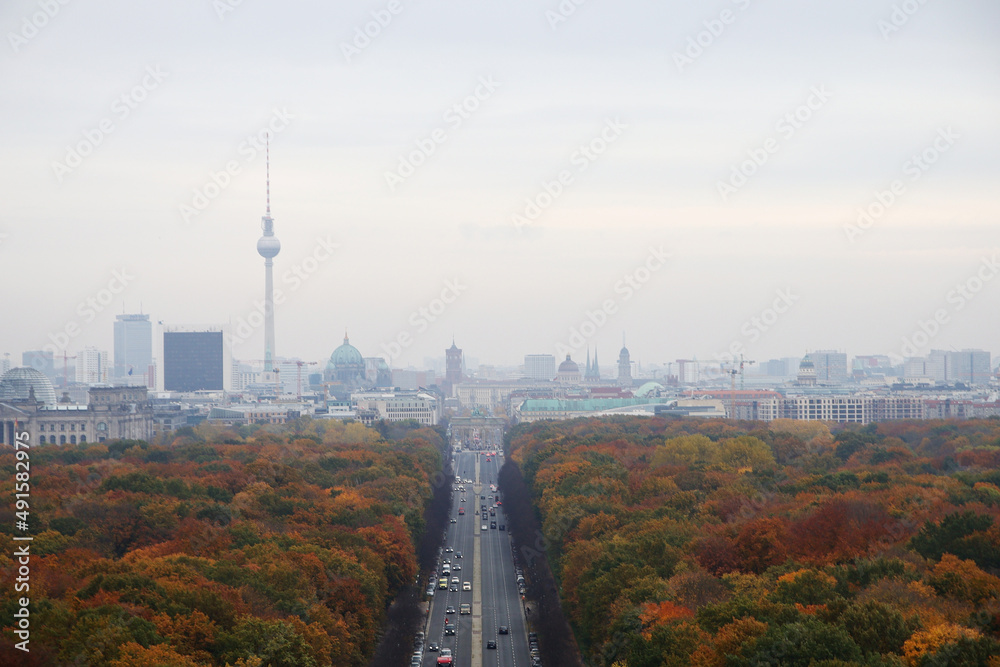 Obraz premium Panorama of Berlin center and Big Tiergarten park, the view from the column of Victory