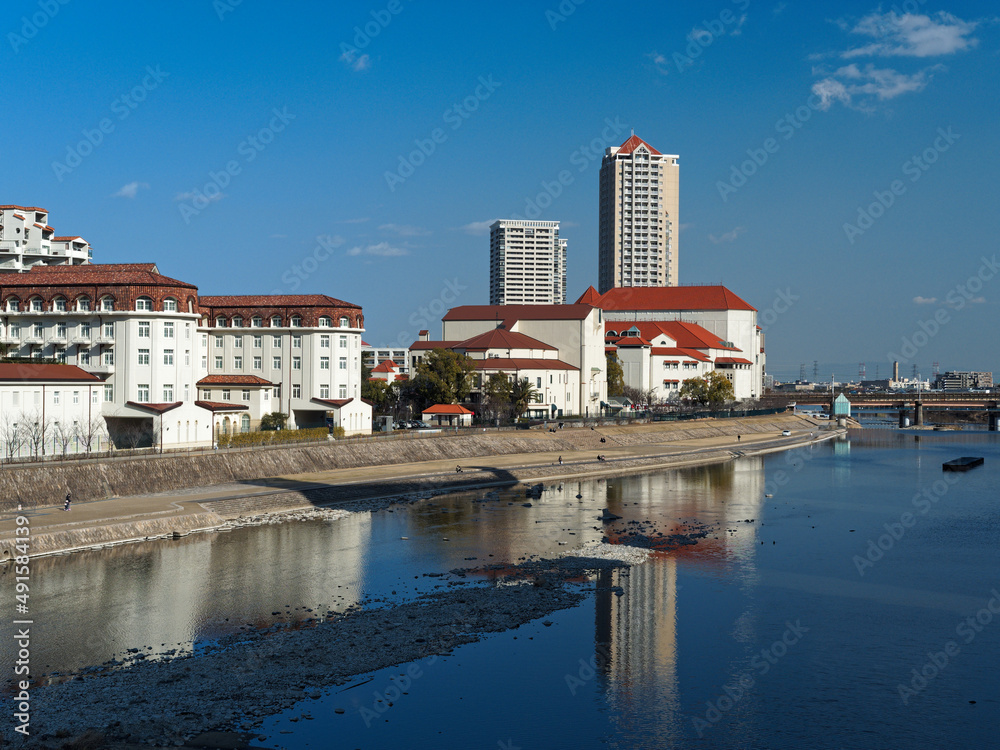 Obraz premium 陽が西に傾き始めた宝塚 宝塚ホテルと大劇場