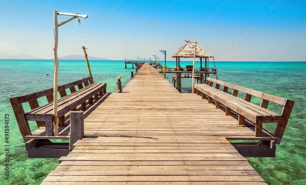 Fototapeta premium Beautiful wooden bridge in Thailand.Sitting on the terrace by the sea.