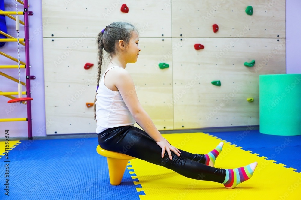 an autistic is being treated at by a psychologist, exercises on the balance beam help the brain