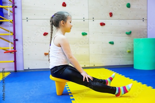 an autistic is being treated at by a psychologist, exercises on the balance beam help the brain, balance, cerebellum