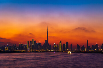 Fototapete Orange Skyline von Dubai am Abend  © Sudarsan Thobias
