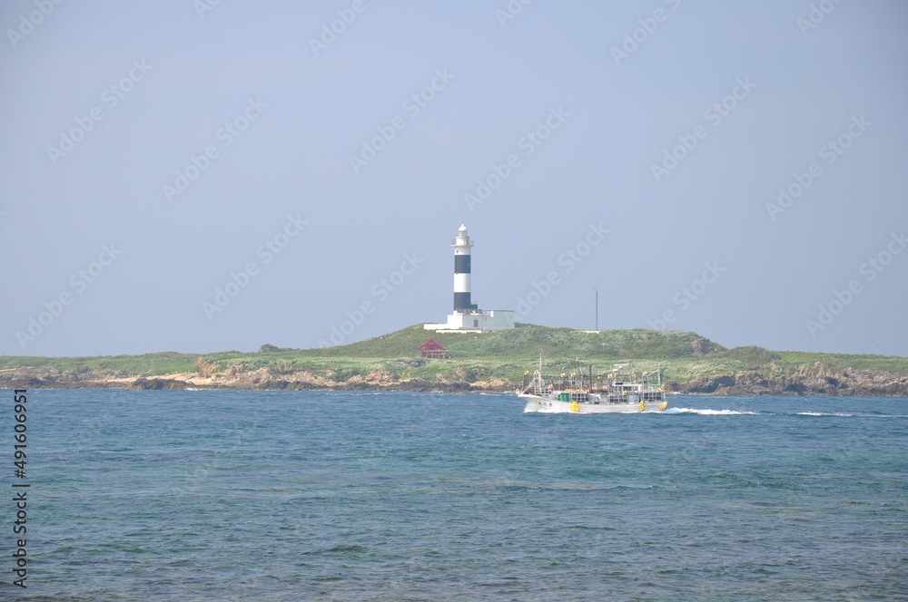 本州最北端の下北半島国定公園大間崎(青森県下北郡大間町)から津軽海峡に浮かぶ弁天島大間崎灯台への眺望 本州最北端の下北半島国定公園大間崎(青森県下北郡大間町)から津軽海峡に浮かぶ弁天島大間崎灯台への眺望