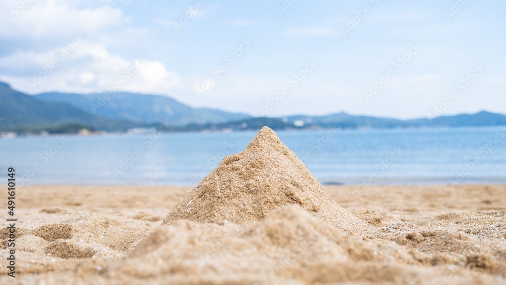【夏】海のビーチで山に盛られた砂 Stock Photo | Adobe Stock