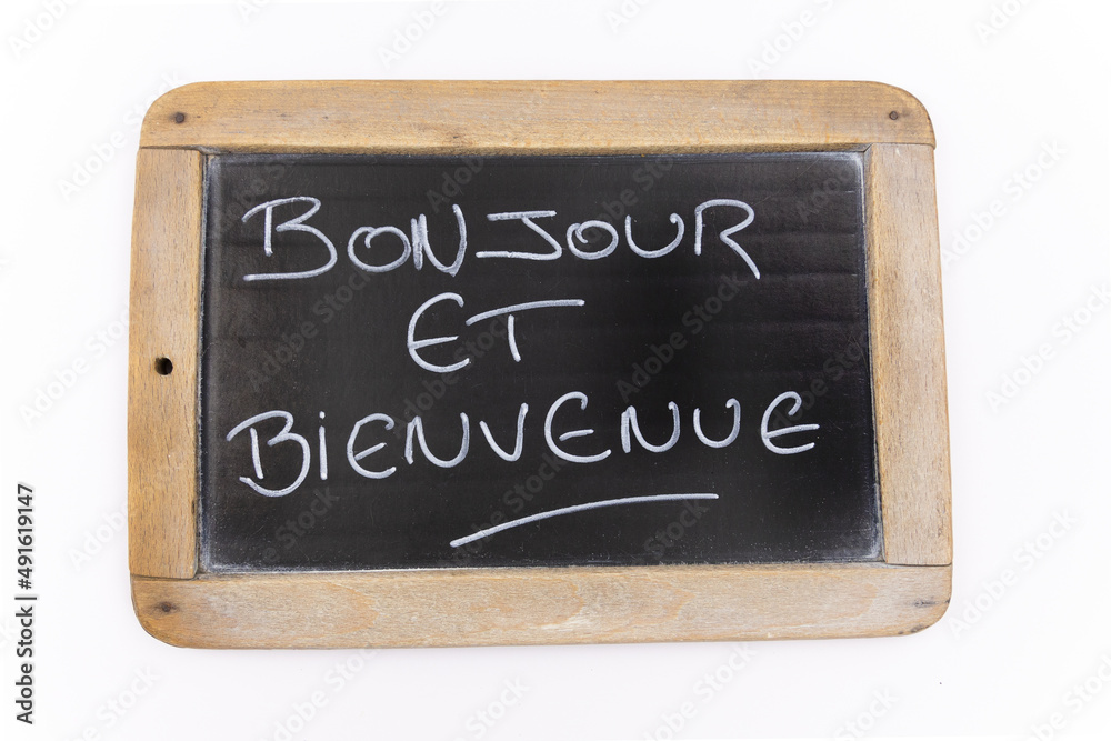 Fototapeta premium inscription bonjour et bienvenue en Français sur une ardoise sur un fond blanc 