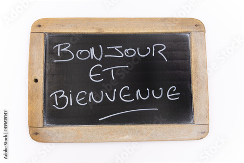 inscription bonjour et bienvenue en Français sur une ardoise sur un fond blanc  photo
