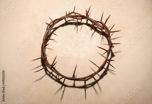 Photo Crown of thorns on light background