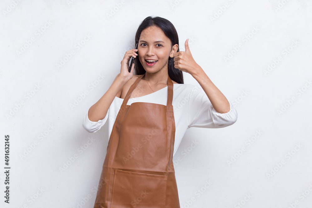 Young asian woman bartender or waitress using mobile smartphone isolated on white background
Young asian woman bartender or waitress using mobile smartphone isolated on white background