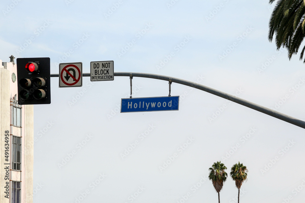 Fototapeta premium Hollywood boulevard Blvd. sign on a red light traffic light