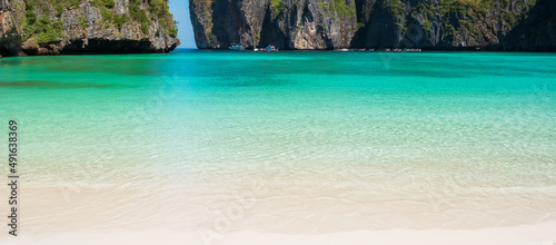 Obraz na plátně Beautiful scenery of Maya Bay beach on Phi Phi island, Krabi, Thailand
