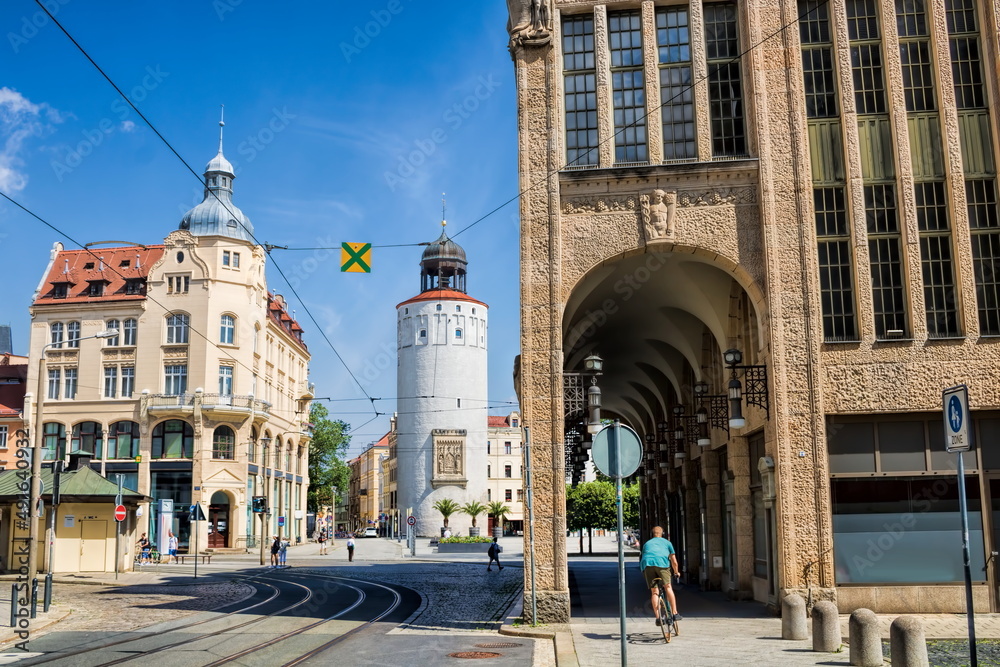 görlitz, deutschland - arcaden am demianiplatz und dicker turm im hintergrund