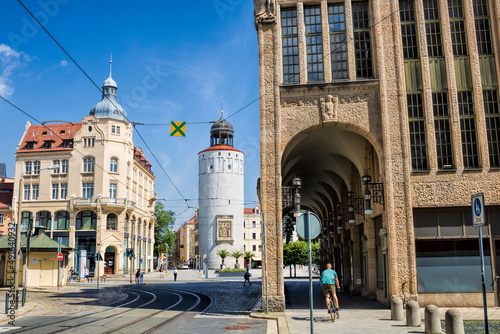 Obraz na płótnie görlitz, deutschland - arcaden am demianiplatz und dicker turm im hintergrund w salonie