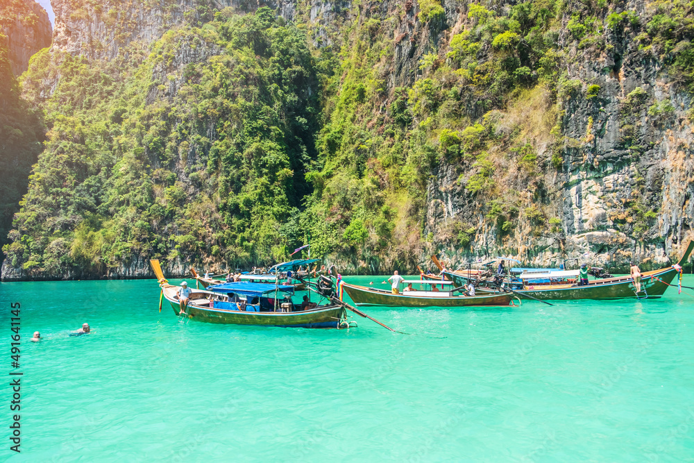 Obraz premium Long tail boat at Pileh lagoon on Phi Phi island, Krabi, Thailand. landmark, destination Southeast Asia Travel, vacation and holiday concept