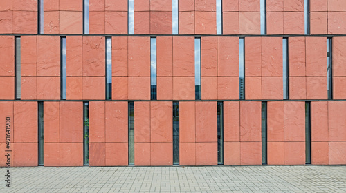 Elewacja budynku w mieście / Harmonijny układ okien i paneli