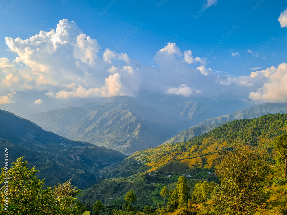 Naklejka premium Stunning view of mountains in Uttarakhand