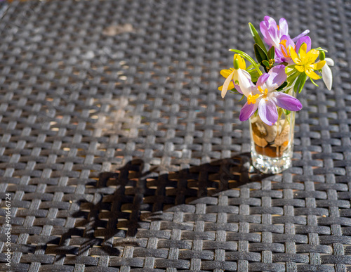 Blumenstrauß mit Vase auf einem Tisch im Frühling photo