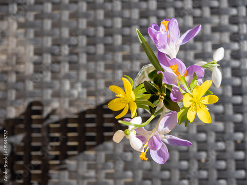 Blumenstrauß mit Vase auf einem Tisch im Frühling Hintergrund photo