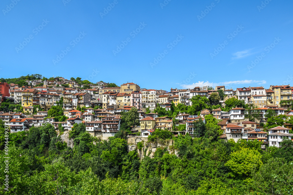 Obraz premium Houses on the mountain city landscape - Veliko Tarnovo Bulgaria