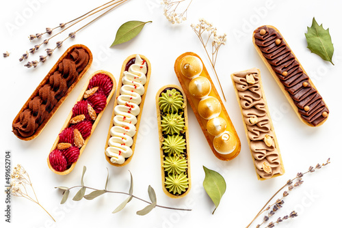 Carta da parati A lot of french dessert eclairs with colorful topping