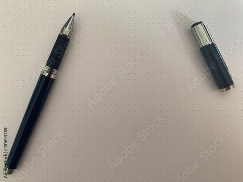 Stift mit geöffneter Kappe auf einem Blatt Papier