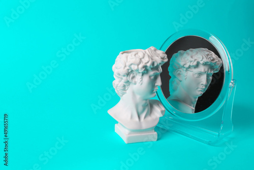 Canvastavla Bust of David admires himself looking in a mirror on turquoise background