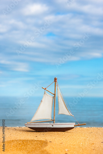 Kleines Segelboot am Strand von Goldstrand in Bulgarien
