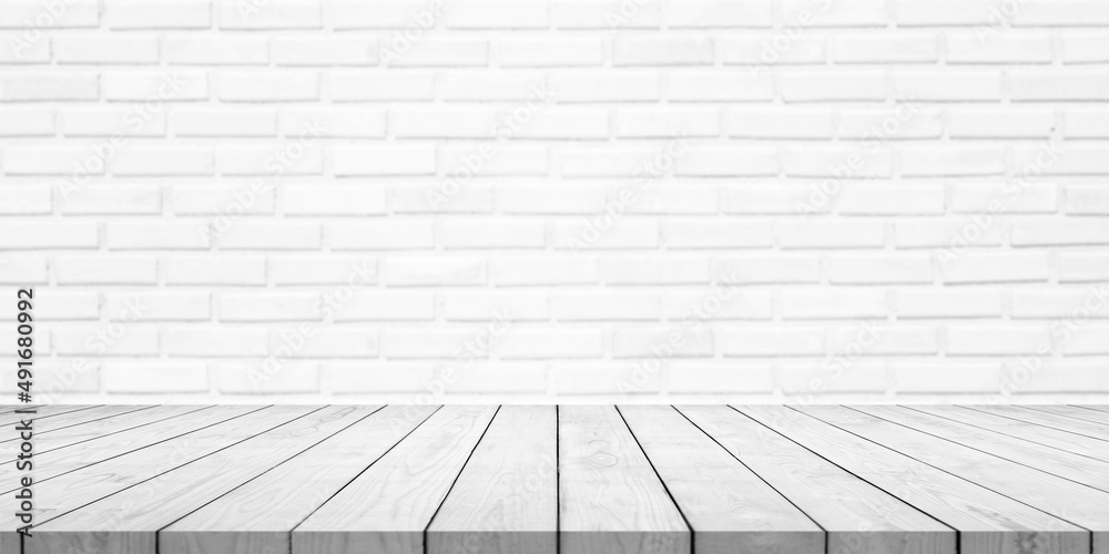 Fototapeta premium Empty white wood table top with brick wall background