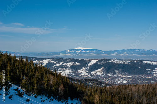 Piękny i zimowy krajobraz górski © Agata