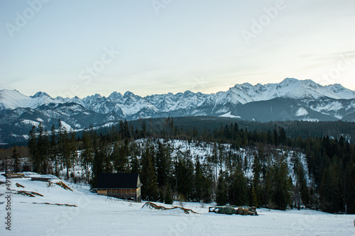 Piękny i zimowy krajobraz górski © Agata