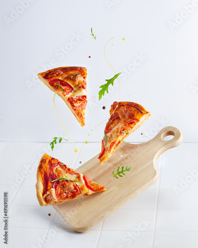 Obraz na płótnie Levitating margherita pizza slices