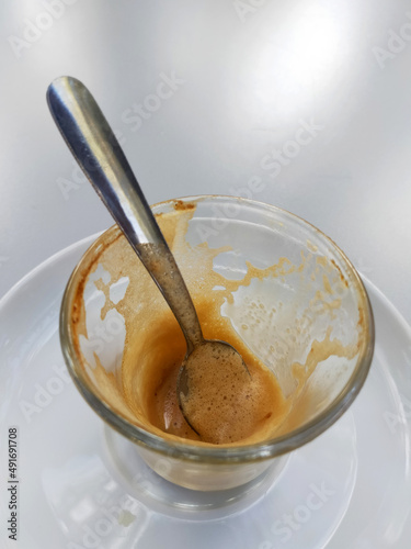 Taza o vaso de café terminado sobre mesa blanca