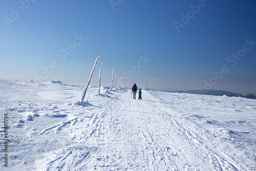 Ojciec i syn na nartach w górach