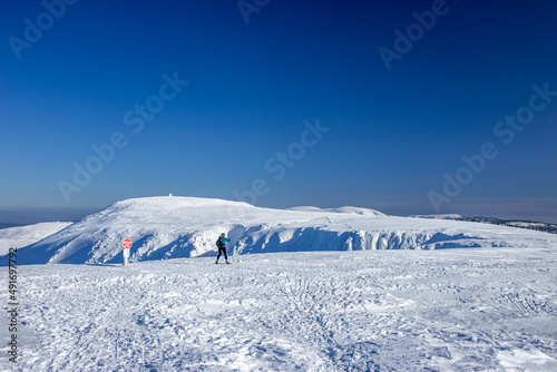 Narciarz w Karkonoszach nad Śnieżnymi Kotłami