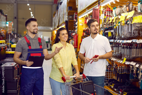 Cuadro en lienzo Salesman at a modern hardware store helping customers