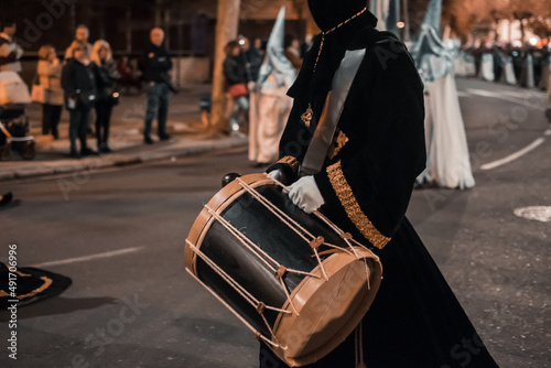 Semana Santa en Valladolid, España. Un miembro de la banda de música de la hermandad de El Santo Entierro toca el tambor en una procesión.