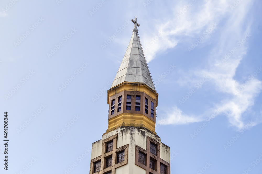 Catedral Metropolitana Nossa Senhora Auxiliadora. Detalhe da Catedral Metropolitana de Goiânia em um dia claro e ensolarado, com céu azul e poucas nuvens.