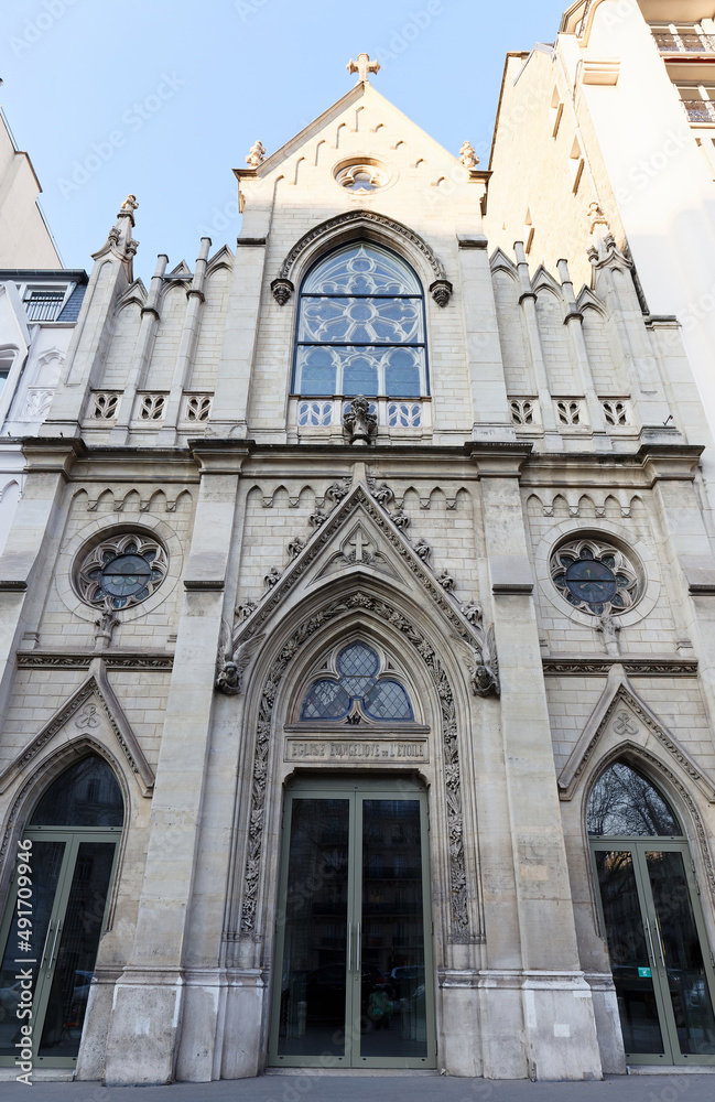 The Protestante Unie Etoile church , built in 1874, is one of the main protestant parishes in Paris, on Avenue de la Grande Armee .