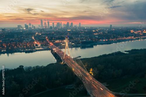 Centrum Warszawy, rzeka Wisła i most Świętokrzyski, widok z lotu ptaka o zachodzie słońca