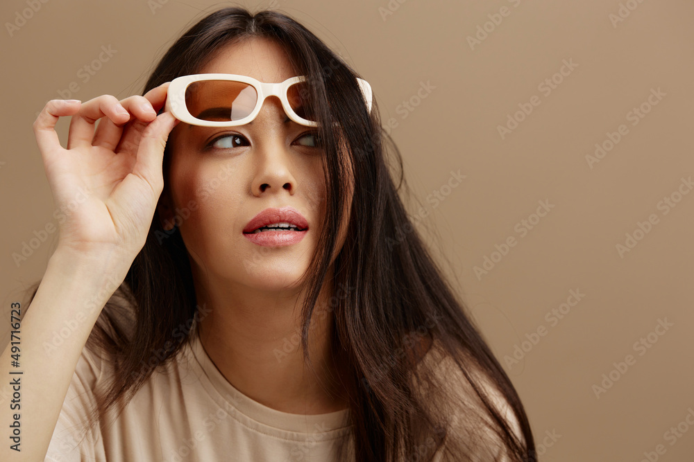 woman in sunglasses t-shirt posing modern styles isolated background woman in sunglasses t-shirt posing modern styles isolated background