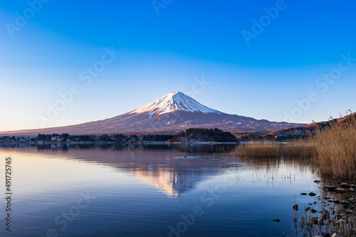 河口湖から眺める朝焼けの富士山 冬景