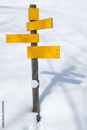 panneau de direction dans la neige en hiver