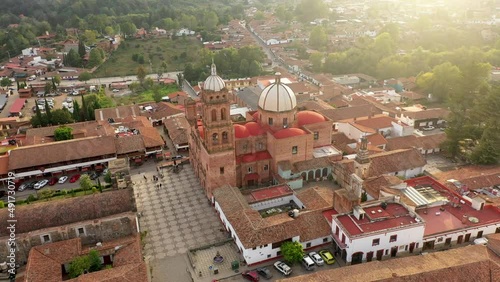 plaza central del pueblo mágico de Tapalpa en jalisco México lugar pintoresco y típico vista aérea del pueblo con iglesia al fondo y rodeada del bosque photo
