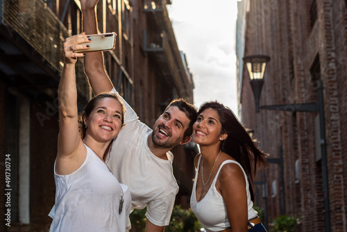 Grupo de amigos conociendo y compartiendo Rosario mientras se sacan una selfie photo