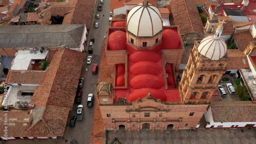 Vista aérea tomada con el drone del techo de arriba del templo iglesia parroquia de Tapalpa pueblo magico Jalisco Mexico 